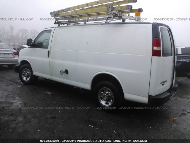 1GCGG25V871228164 - 2007 CHEVROLET EXPRESS G2500  WHITE photo 3