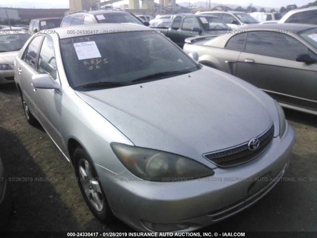 JTDBE32K820120772 - 2002 TOYOTA CAMRY LE/XLE/SE SILVER photo 1