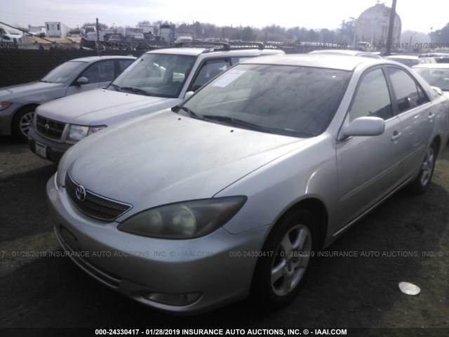 JTDBE32K820120772 - 2002 TOYOTA CAMRY LE/XLE/SE SILVER photo 2