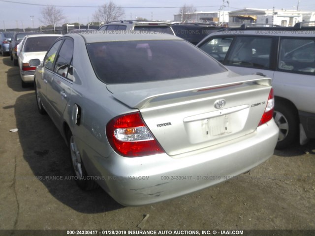 JTDBE32K820120772 - 2002 TOYOTA CAMRY LE/XLE/SE SILVER photo 3