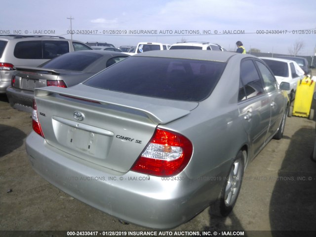 JTDBE32K820120772 - 2002 TOYOTA CAMRY LE/XLE/SE SILVER photo 4