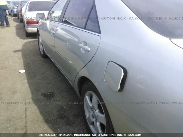 JTDBE32K820120772 - 2002 TOYOTA CAMRY LE/XLE/SE SILVER photo 6