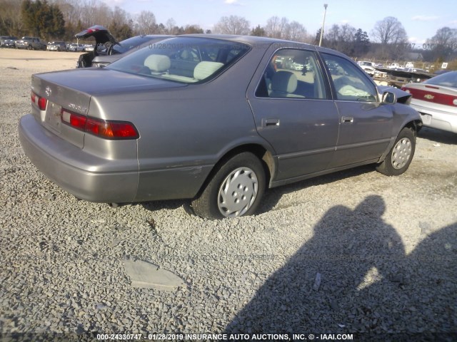 4T1BG22K5WU346198 - 1998 TOYOTA CAMRY CE/LE/XLE GRAY photo 4