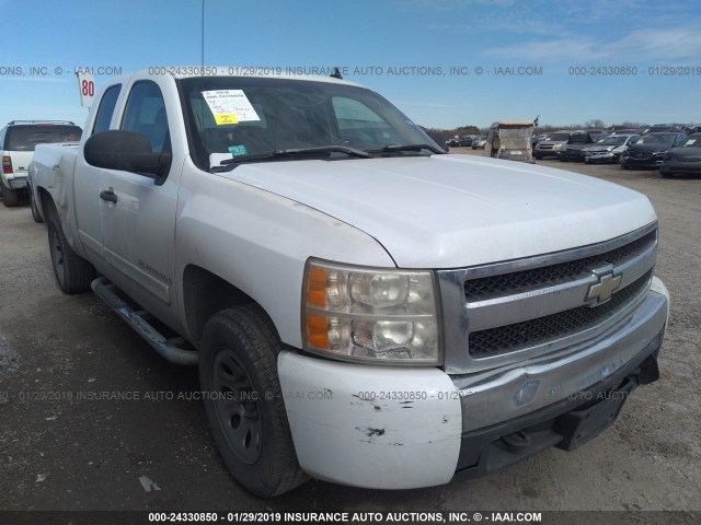 2GCEC19C171541413 - 2007 CHEVROLET SILVERADO C1500 WHITE photo 1