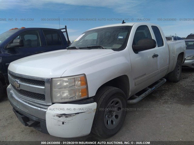 2GCEC19C171541413 - 2007 CHEVROLET SILVERADO C1500 WHITE photo 2