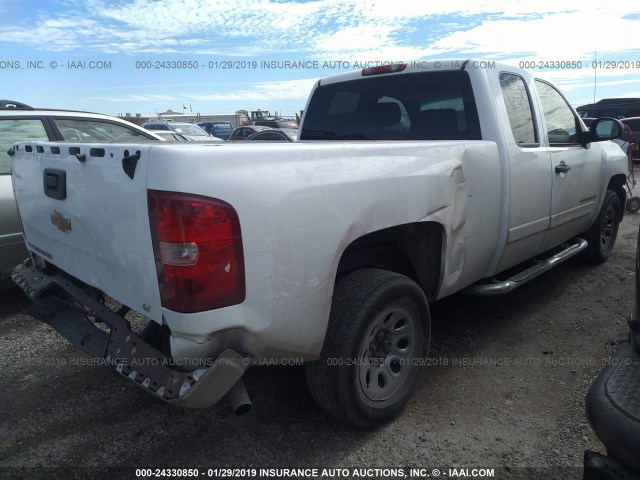 2GCEC19C171541413 - 2007 CHEVROLET SILVERADO C1500 WHITE photo 4