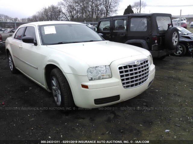 2C3KA43R68H145823 - 2008 CHRYSLER 300 LX WHITE photo 1