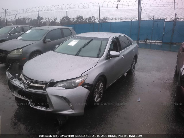 4T1BF1FK2FU028479 - 2015 TOYOTA CAMRY LE/XLE/SE/XSE SILVER photo 2
