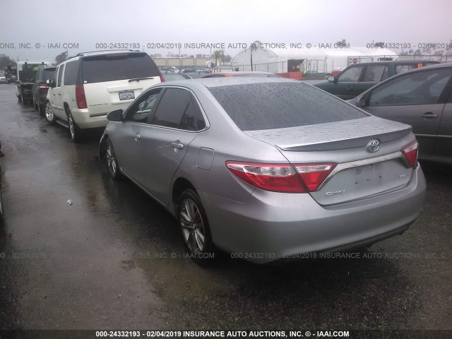 4T1BF1FK2FU028479 - 2015 TOYOTA CAMRY LE/XLE/SE/XSE SILVER photo 3