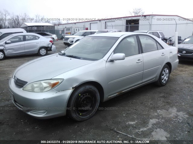 4T1BE32K82U028629 - 2002 TOYOTA CAMRY LE/XLE/SE SILVER photo 2