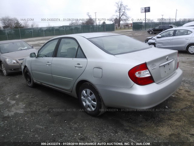 4T1BE32K82U028629 - 2002 TOYOTA CAMRY LE/XLE/SE SILVER photo 3