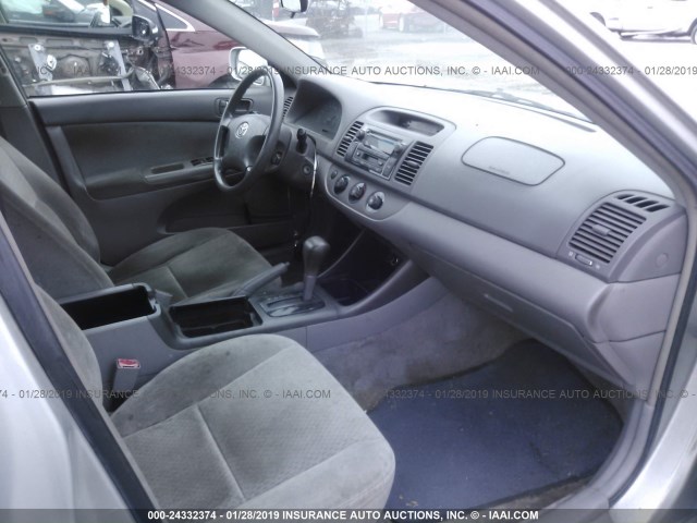 4T1BE32K82U028629 - 2002 TOYOTA CAMRY LE/XLE/SE SILVER photo 5