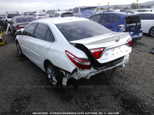 4T1BD1FK4GU197748 - 2016 TOYOTA CAMRY HYBRID/LE/XLE/SE WHITE photo 3