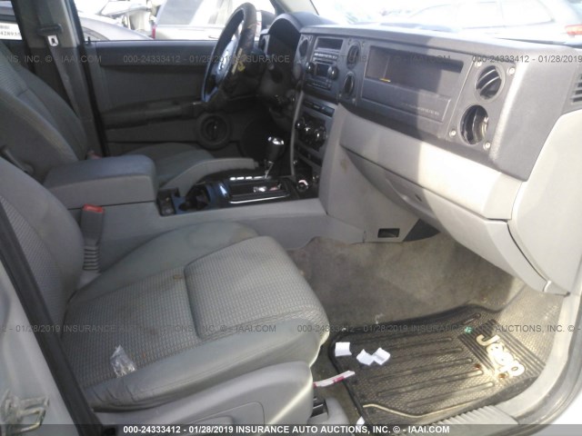 1J8HG48K16C197112 - 2006 JEEP COMMANDER SILVER photo 5