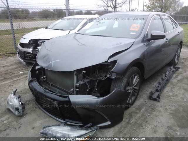 4T1BF1FK4GU537622 - 2016 TOYOTA CAMRY LE/XLE/SE/XSE SILVER photo 2