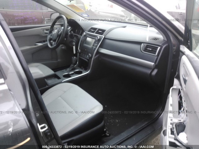 4T1BF1FK4GU537622 - 2016 TOYOTA CAMRY LE/XLE/SE/XSE SILVER photo 5