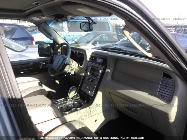 5LMFU28568LJ00858 - 2008 LINCOLN NAVIGATOR SILVER photo 5