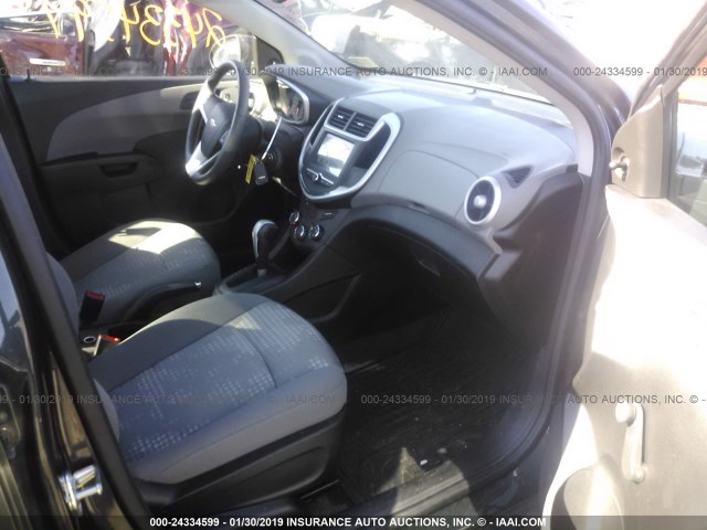 1G1JB5SH3H4145576 - 2017 CHEVROLET SONIC LS GRAY photo 5