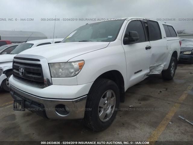 5TFUM5F15BX025053 - 2011 TOYOTA TUNDRA DOUBLE CAB SR5 WHITE photo 2