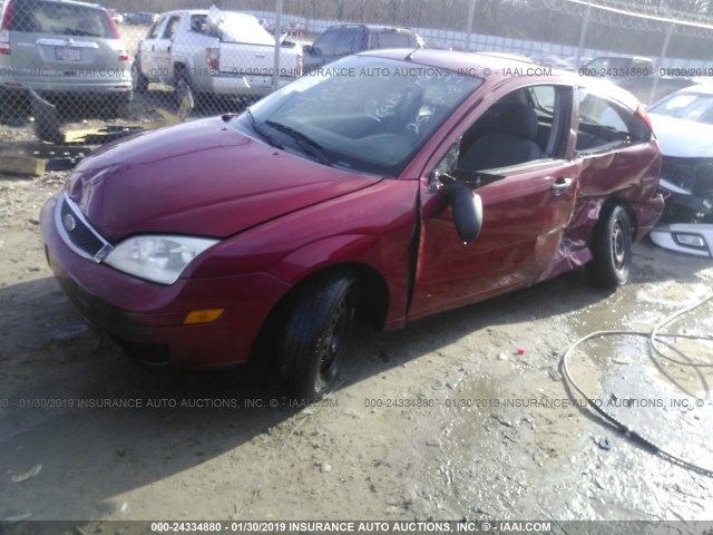 3FAFP31N75R106797 - 2005 FORD FOCUS ZX3 RED photo 2