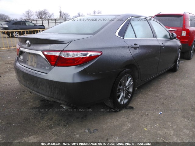4T1BF1FK6HU295742 - 2017 TOYOTA CAMRY LE/XLE/SE/XSE GRAY photo 4
