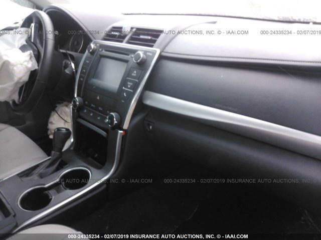 4T1BF1FK6HU295742 - 2017 TOYOTA CAMRY LE/XLE/SE/XSE GRAY photo 5