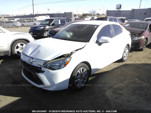 3MYDLBZV9GY100943 - 2016 TOYOTA SCION IA WHITE photo 2