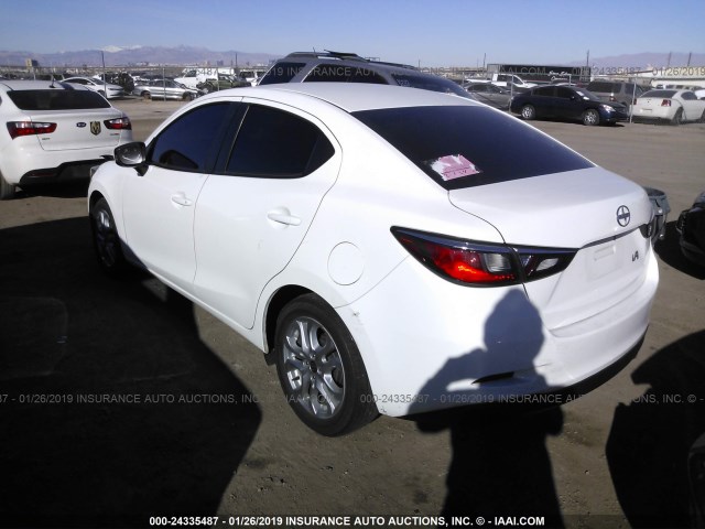 3MYDLBZV9GY100943 - 2016 TOYOTA SCION IA WHITE photo 3