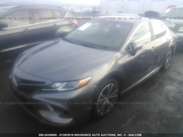 4T1B11HK0JU560768 - 2018 TOYOTA CAMRY L/LE/XLE/SE/XSE GRAY photo 2