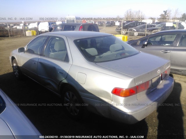 JT2BG22K5Y0498957 - 2000 TOYOTA CAMRY CE/LE/XLE SILVER photo 3