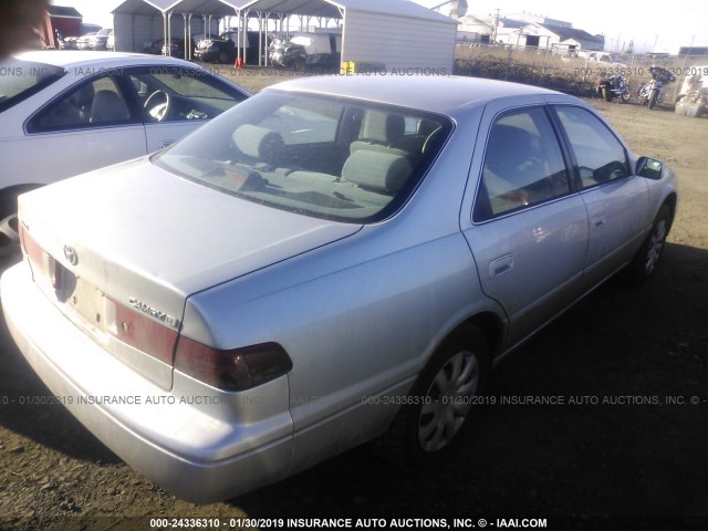 JT2BG22K5Y0498957 - 2000 TOYOTA CAMRY CE/LE/XLE SILVER photo 4