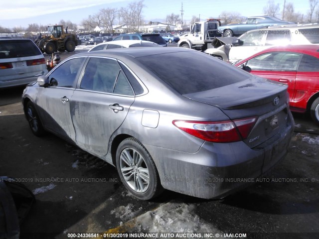 4T1BF1FKXGU189762 - 2016 TOYOTA CAMRY LE/XLE/SE/XSE ნაცრისფერი ფოტო 3