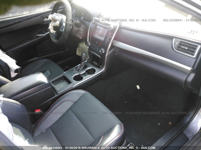 4T1BF1FKXGU189762 - 2016 TOYOTA CAMRY LE/XLE/SE/XSE ნაცრისფერი ფოტო 5