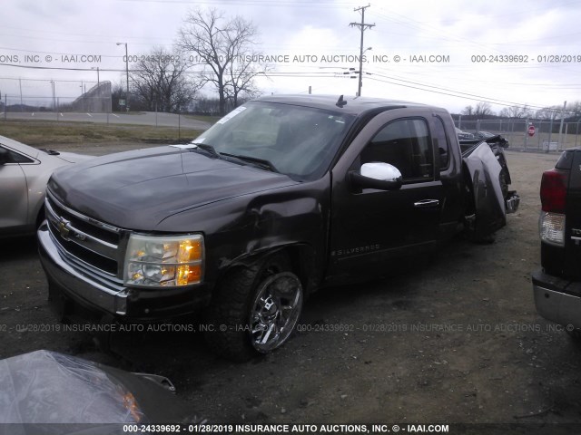 2GCEC19C671611472 - 2007 CHEVROLET SILVERADO C1500 GRAY photo 2