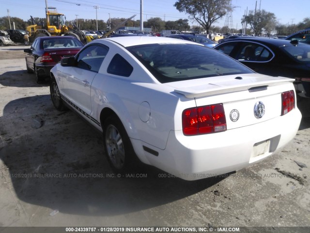 1ZVFT80N675267259 - 2007 FORD MUSTANG WHITE photo 3
