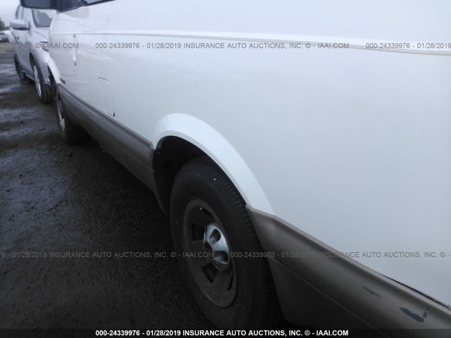 1GKDM19W81B503952 - 2001 GMC SAFARI XT WHITE photo 6