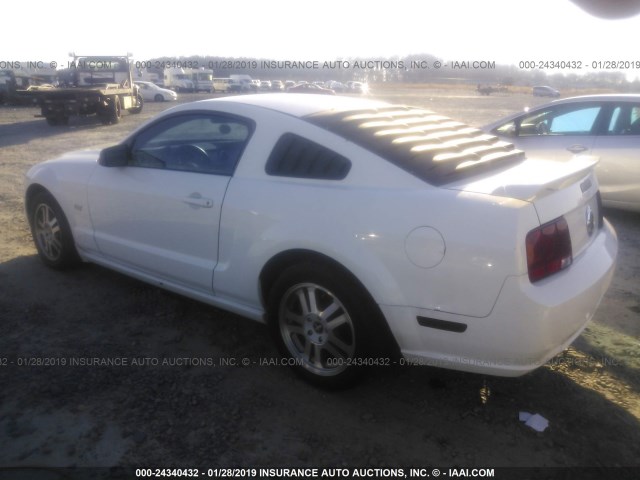 1ZVHT82H465119125 - 2006 FORD MUSTANG GT WHITE photo 3