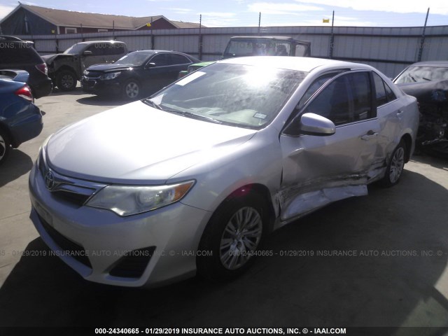 4T1BF1FK0DU208038 - 2013 TOYOTA CAMRY L/SE/LE/XLE 银色 照片 2