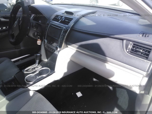 4T1BF1FK0DU208038 - 2013 TOYOTA CAMRY L/SE/LE/XLE 银色 照片 5