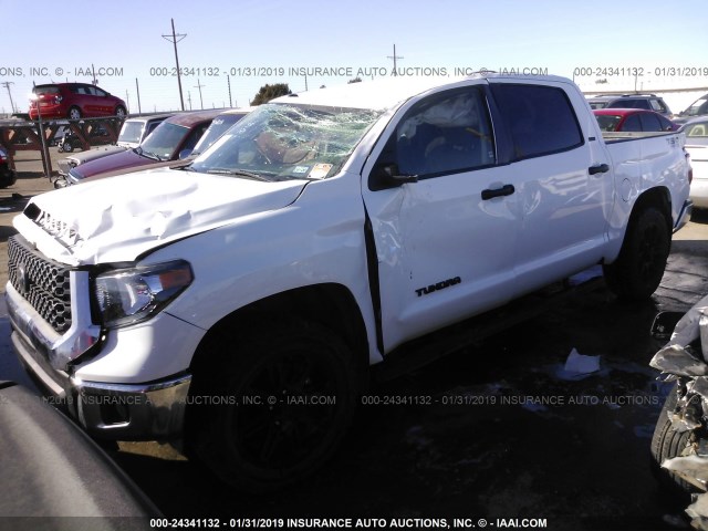 5TFEM5F15JX134258 - 2018 TOYOTA TUNDRA CREWMAX SR5 WHITE photo 2