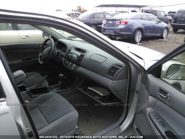 4T1BE32K25U435267 - 2005 TOYOTA CAMRY LE/XLE/SE SILVER photo 5