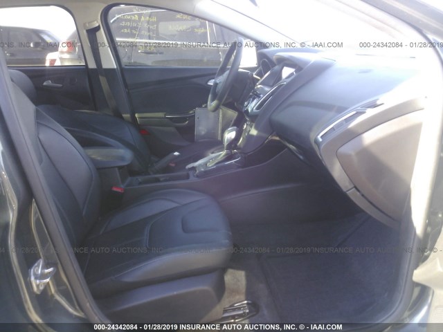 1FADP3J25HL341456 - 2017 FORD FOCUS TITANIUM GRAY photo 5