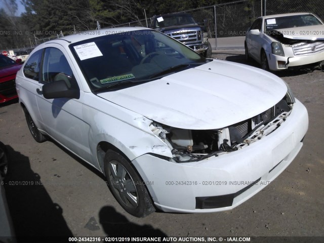 1FAHP32N28W217248 - 2008 FORD FOCUS S/SE WHITE photo 1