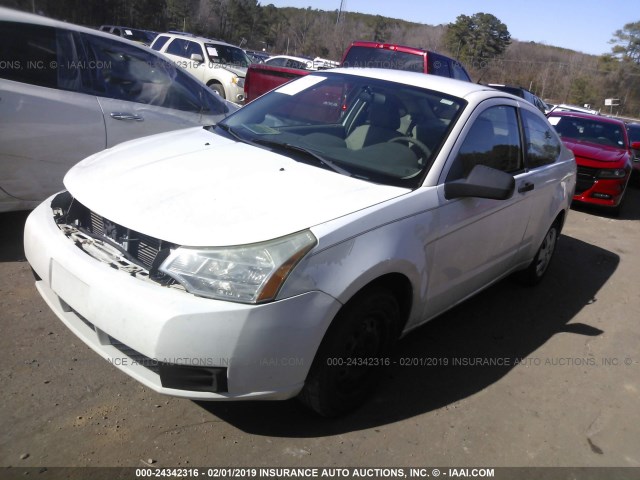 1FAHP32N28W217248 - 2008 FORD FOCUS S/SE WHITE photo 2