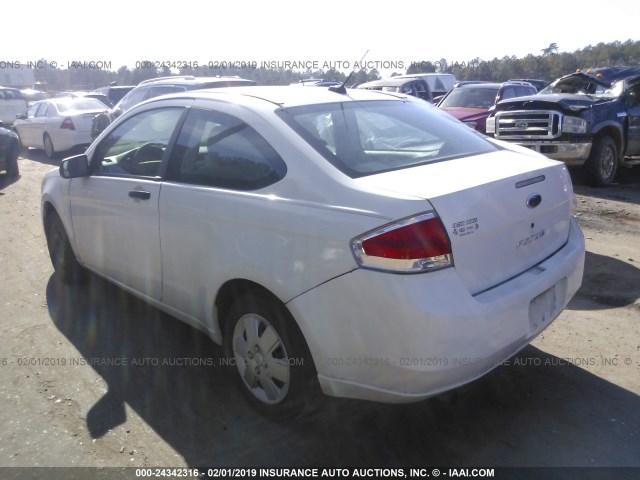 1FAHP32N28W217248 - 2008 FORD FOCUS S/SE WHITE photo 3