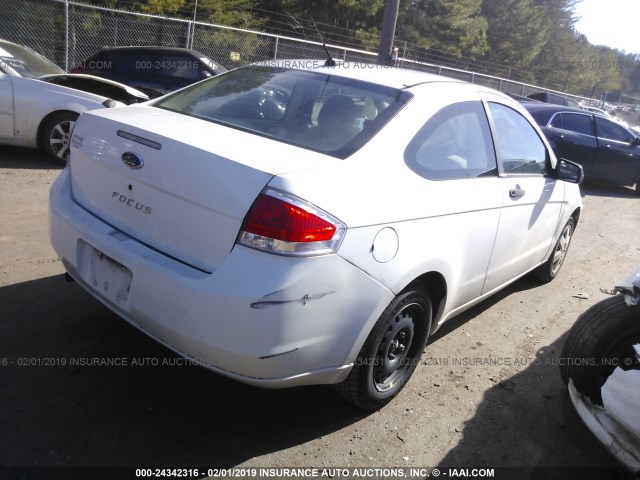 1FAHP32N28W217248 - 2008 FORD FOCUS S/SE WHITE photo 4