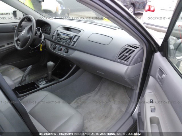 4T1BE32K93U679219 - 2003 TOYOTA CAMRY LE/XLE/SE GRAY photo 5