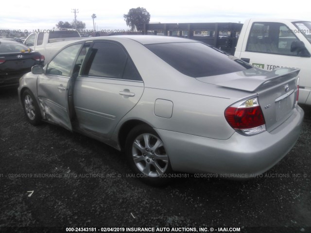 4T1BF30K95U615152 - 2005 TOYOTA CAMRY LE/XLE/SE SILVER photo 3