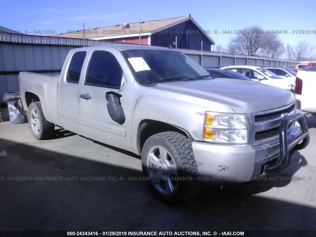 2GCEC19C671730946 - 2007 CHEVROLET SILVERADO C1500 SILVER photo 1