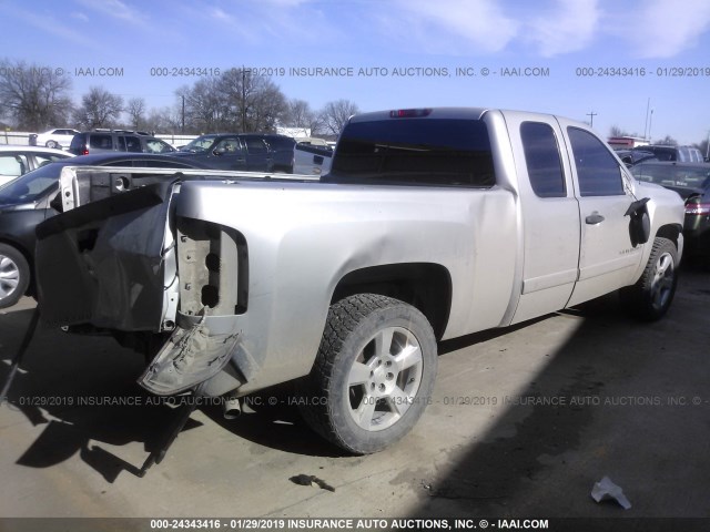 2GCEC19C671730946 - 2007 CHEVROLET SILVERADO C1500 SILVER photo 4